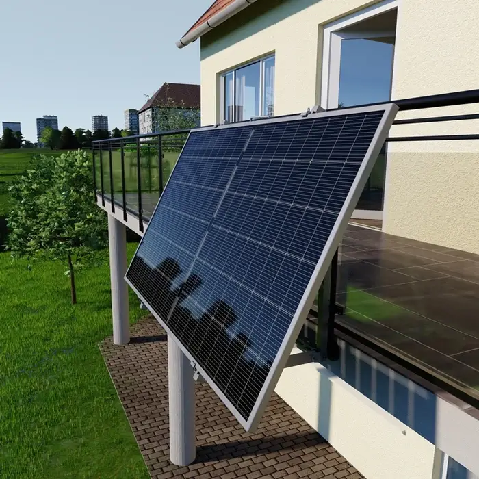 Solarmodul eines Balkonkraftwerks am Geländer eines Hauses.