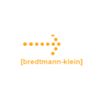 Bredtmann-Klein Logo mit orangefarbenem Pfeil auf schwarzem Hintergrund