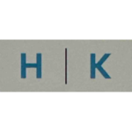 Modernes H-K-Logo mit blauer Typografie und vertikaler Trennlinie