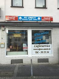 Ladenfront einer Pizzeria mit Lieferservice-Schild.