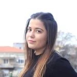 Porträt von Julia bei natürlichem Tageslicht im Freien