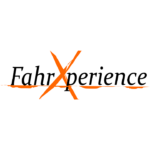 Abstraktes oranges X mit horizontaler Linie auf schwarzem Hintergrund