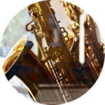 Glänzende Messing-Saxophone in Nahaufnahme mit goldenen Klappen und Schallbechern