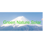 Schneebedeckter Vulkanberg mit grüner Aufschrift „Green Nature.Solar“ vor blauem Himmel