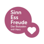 Sinn Ess Freude Logo mit Herz in Rosa auf schwarzem Hintergrund