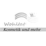 Wohltat Kosmetik und mehr Logo mit silberner Krone auf schwarzem Hintergrund
