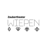 Zaubertheater Wiepen Logo mit silbernen Konturbuchstaben und Kartensymbolen auf schwarzem Hintergrund
